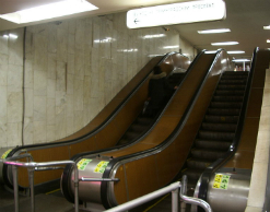 Девушка попала под поезд метро из-за смартфона