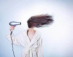 Блогерша раскрыла секрет гладкости своих волос