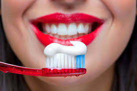 Стоматологи связали прыщи на лице с чисткой зубов