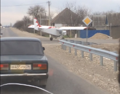 На Ставрополье самолет сел прямо на шоссе