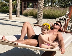 Лазарев поделился фото пляжного  отдыха с сыном