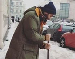 Иван Ургант вышел на расчистку снега в Петербурге
