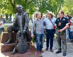 Уральцы подарили Минску памятник «отцу» «Песняров»