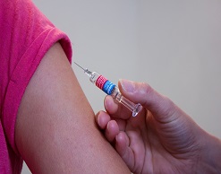 Родителей, отказавшихся от прививок детям, накажут