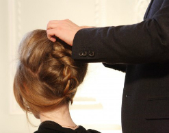 Мужчина украл у девушки волосы на 450000 рублей