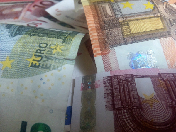 Курс евро опустился ниже 73,5 рубля
