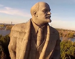 В порыве любви альпинист оторвал голову Ленину
