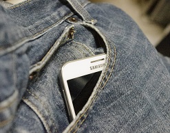 Карманы брюк — самое опасное место для смартфона