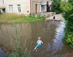 Как на море: в Гагарине дети купаются в луже