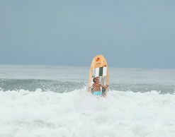 На гребне волны: дочка Тимоти учится серфингу