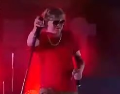 СМИ: рыжий из "Иванушек" очень странно вел себя на сцене во время концерта