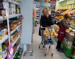 Алла Пугачева покупает еду в дешевом супермаркете