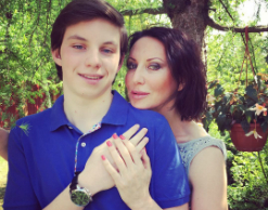 Алика Смехова выложила фото со взрослым сыном