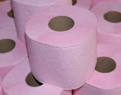 Роскачество проверило миф о цветной туалетной бумаге