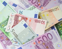 Евро упал ниже 70 руб впервые за 16 месяцев