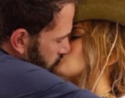 Дженнифер Лопес подтвердила роман с Беном Аффлеком пылким поцелуем Дженнифер Лопес подтвердила роман с Беном Аффлеком пылким поцелуем
