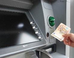 Инкассатор обчистил банкомат на 110 тыс руб