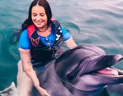 Оксана Федорова прокатилась на дельфине