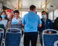 В Тюмени пьяный пассажир избил кондуктора из-за маски