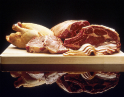 Красное мясо повышает риск рака у женщин
