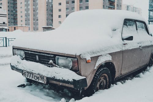 Эксперт: надо полностью счищать снег с машины