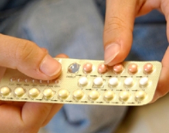 Новый тренд: девушки сыплют в шампунь контрацептивы