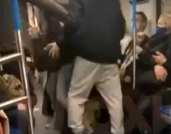 Пассажир метро Москвы ударил попутчицу за кашель