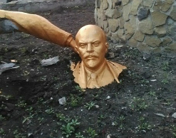 Ради селфи сибиряк сломал памятник Ленину