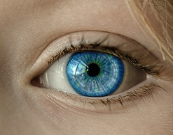 Дергающийся глаз назван тревожным симптомом