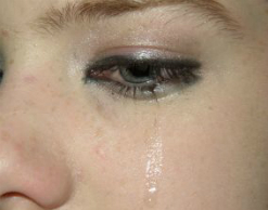 Почему женщины плачут чаще мужчин?