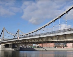В Москве мужчина погиб, упав с моста на теплоход